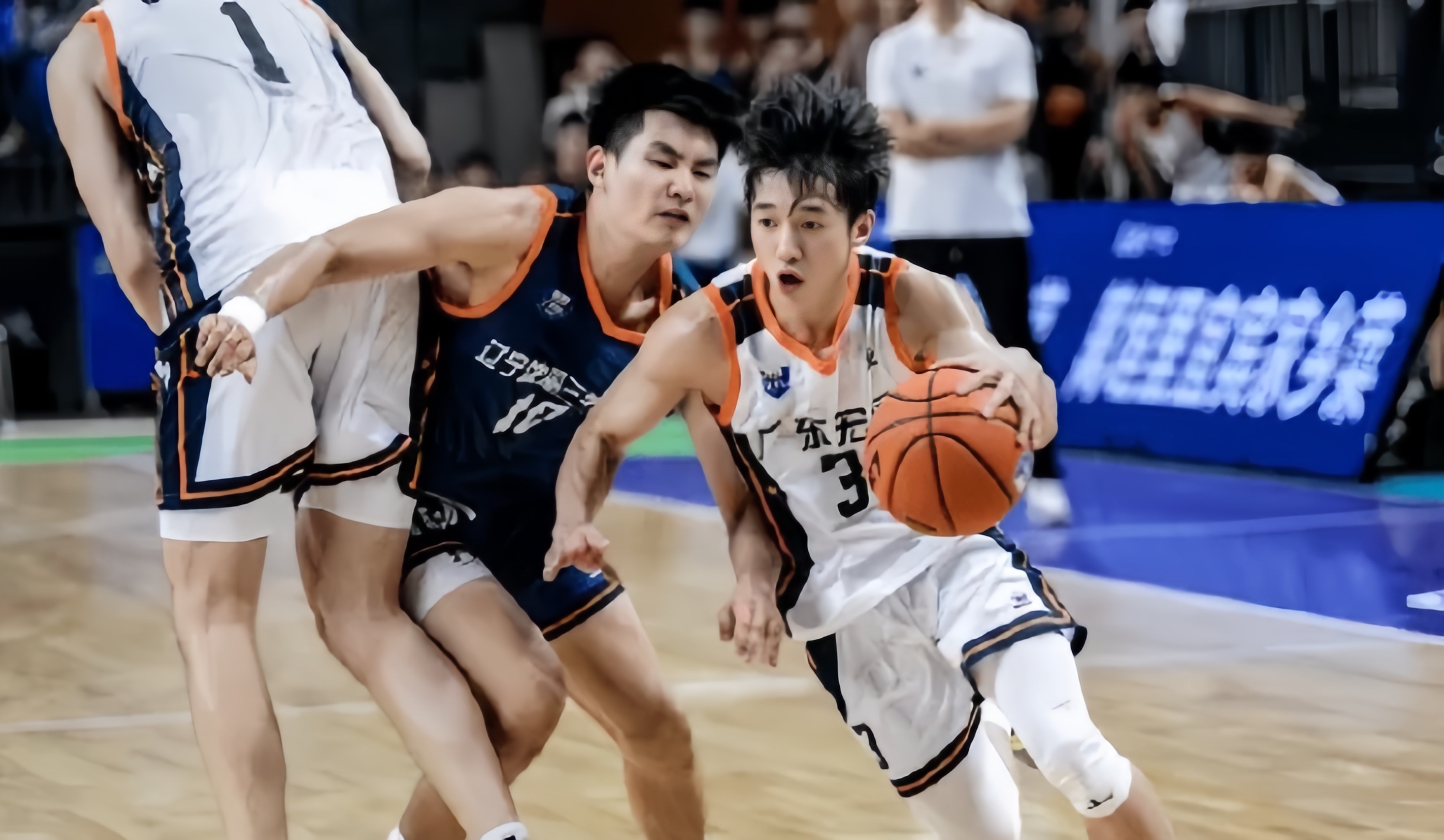 转会期体能课后，广东宏远篮板制胜备战CBA常规赛，气氛紧张，心理建设被强调的简单介绍