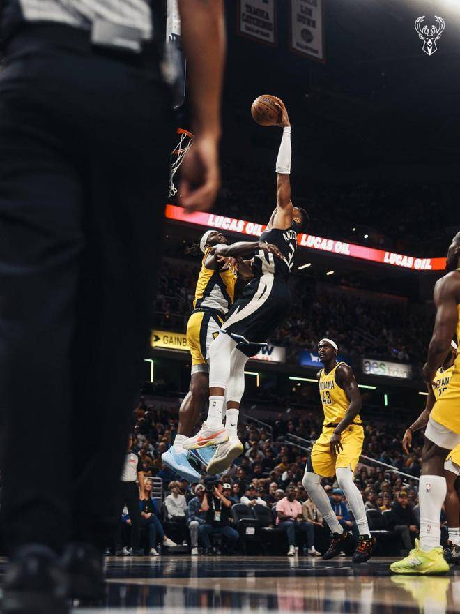 包含NBA常规赛倒计时；拜仁慕尼黑清晨绝杀压哨；细节引发关注；球迷炸锅；临场指挥获称赞的词条